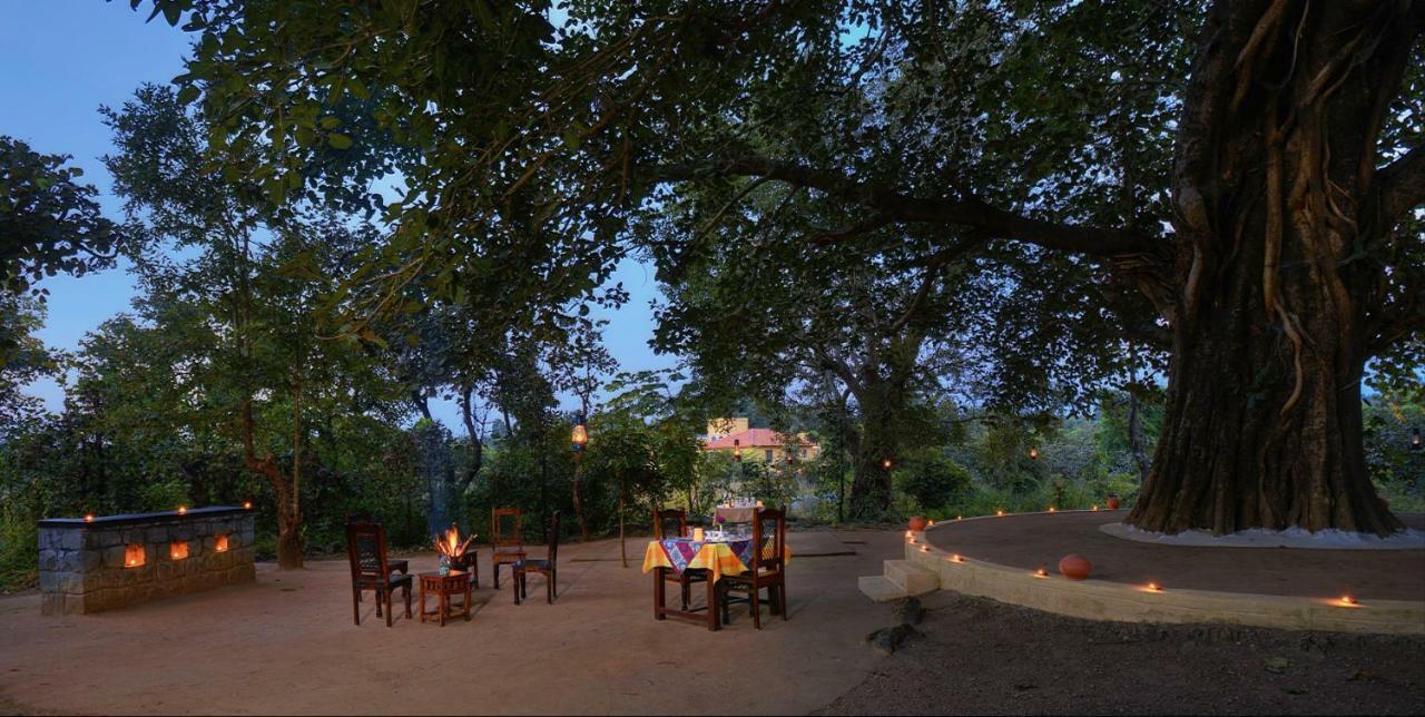 Courtyard House Hotel Kanha Ngoại thất bức ảnh